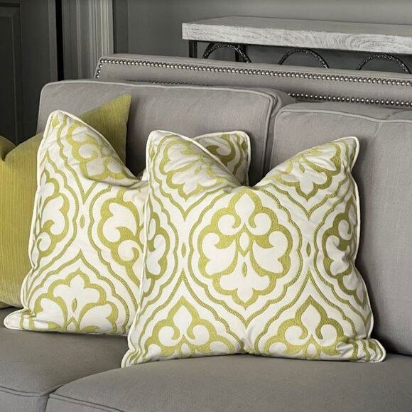 *NEW* EMBROIDERED GREEN & WHITE DECORATIVE ACCENT PILLOWS (Pair/2) FRONTGATE? - Picture 2 of 3